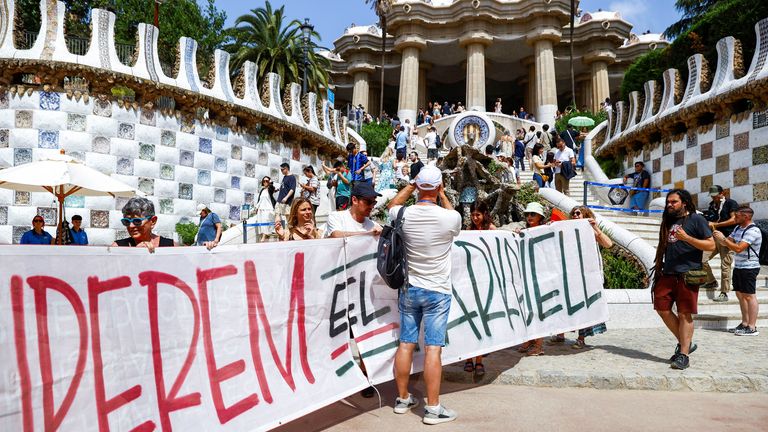 Um viajante se recusa a se mudar para as manifestações segurando o banner nu "Recupere a pesquisa Guell" Para Barcelona. Imagem: Reuters