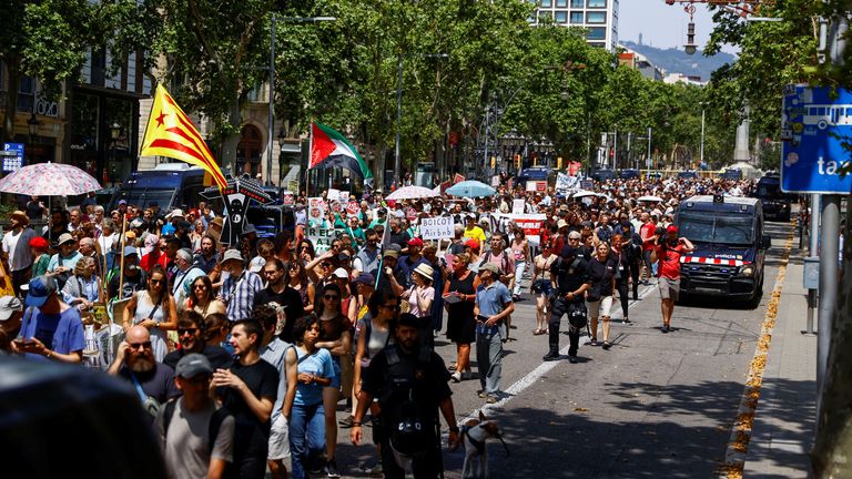 Pessoas que mostram reuniões durante a denúncia contra massas, Barcelona, ​​Espanha. Imagem: Reuters