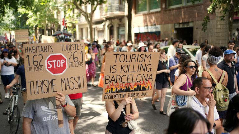 As pessoas andam no decorrer do protesto contra o Barcelona, ​​na Espanha. Imagem: AP AP