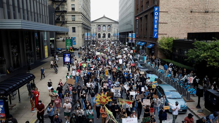İnsanlar Chicago'da Federal Göçmenlik Süpürmelerine Karşı Protestolar