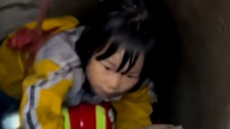Ragazza intrappolata in uno scarico durante una forte alluvione in Cina