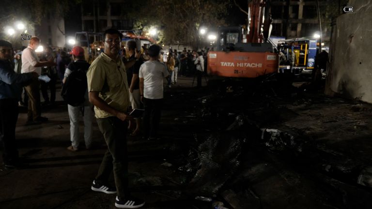Neville Lazarus, kalabalığın çok katlı bir binayı - tıbbi bir tesis - çevrelediği Ahmedabad'daki kaza alanında ve bakıyor