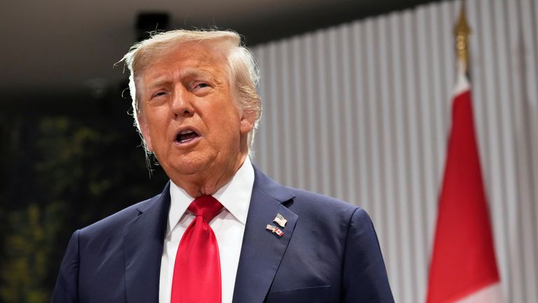 Başkan Donald Trump, Kanada Başbakanı Mark Carney ile yaptığı görüşmede, 16 Haziran 2025 Pazartesi günü Kananaskis, Kanada'daki G7 Zirvesi'nin aralarında konuşuyor. (AP Fotoğraf/Mark Schiefelbein)