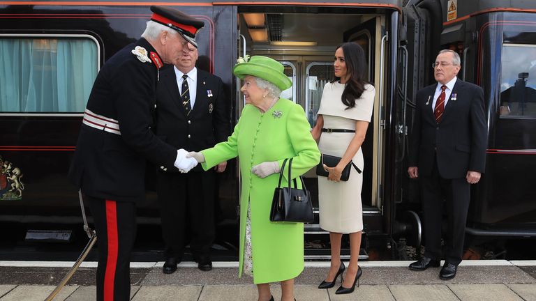 Rainha e Douchess of Susex chegaram por um trem real no posto de conselho. Pic pa