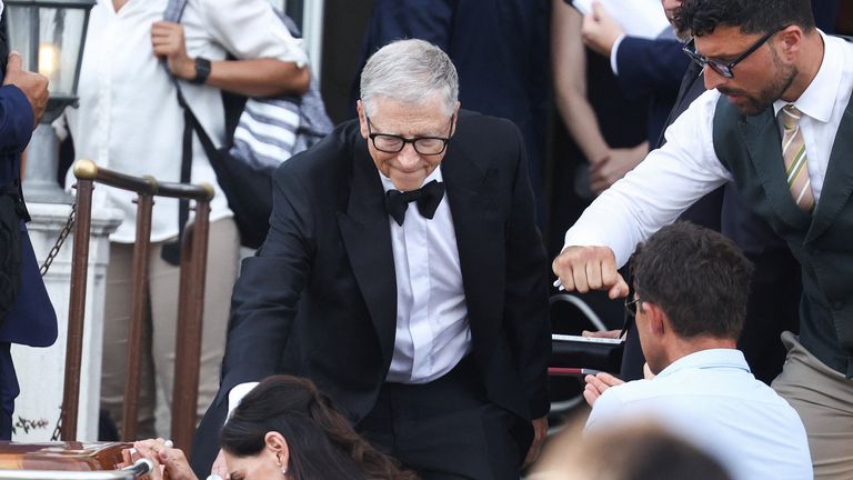Bill Gates Gates deixa um hotel St. Hotel Regis. Imagem: Reuters