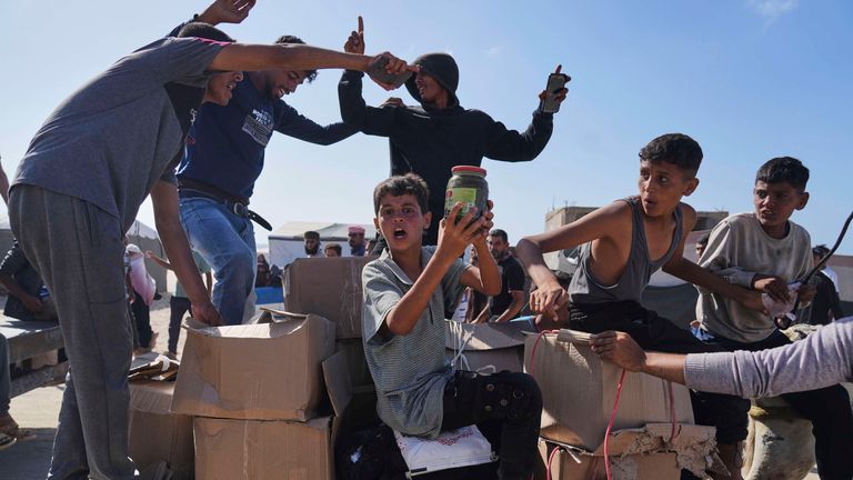 Palästinenser tragen Kisten mit Hilfsgütern, die die Gaza Humanitarian Foundation letzte Woche in Rafah geliefert hat. Foto: AP