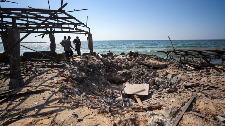 Palestinane examina o site israelense al-Baqaa na cafeteria. Imagem: Reuters