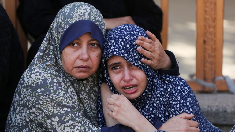Rafah'ta İsrail ateşi tarafından öldürüldüğü iddia edilen Filistinlilerin ölümünden sonra kadınlar tepki veriyor. Pic: Reuters