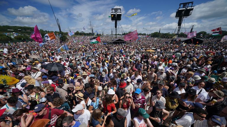Cuma günü Glastonbury'de festival müdavimleri. Pic: PA