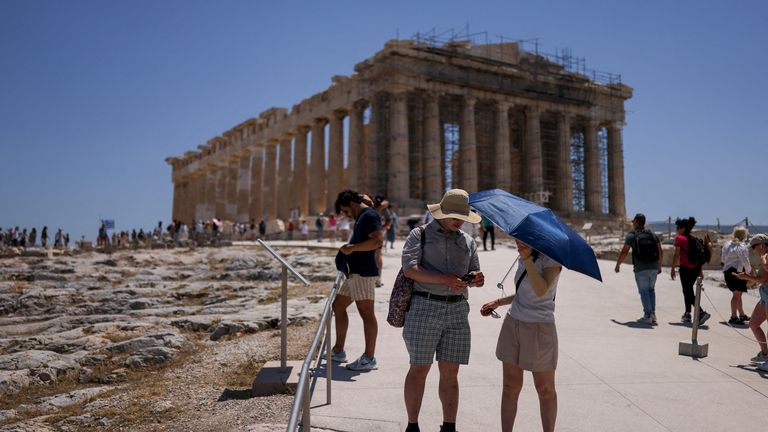 Turistler Cuma günü Yunanistan'daki Parthenon'da kavurucu sıcaklıklarla savaşıyor. Pic: Reuters