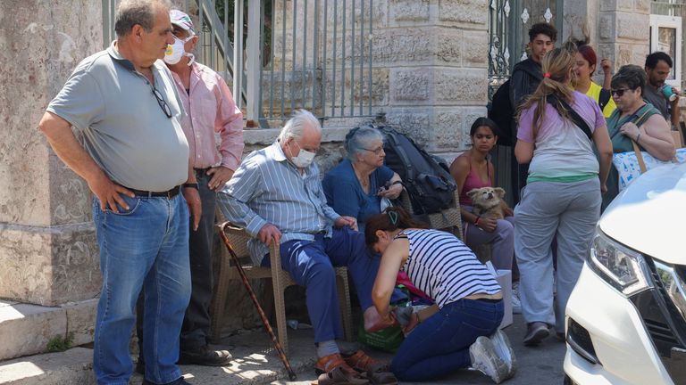 Os habitantes locais estão preparados para fugir da vila de Agios Soneisosis, pois o incêndio está quente na ilha de Chios, na Grécia. Imagem: Reuters
