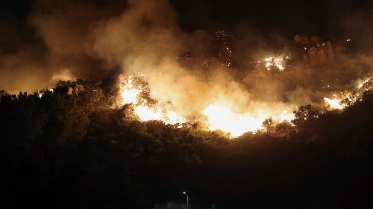 Strażacy próbują spalić pożar na wyspie Chios w Grecji. Zdjęcie: Reuters