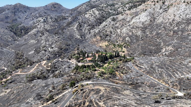 O desejo do drone reflete uma terra frita na salvação de dar um Mi Moni, após um incêndio que aparece na ilha de Chios, a Grécia. Imagem: Reuters