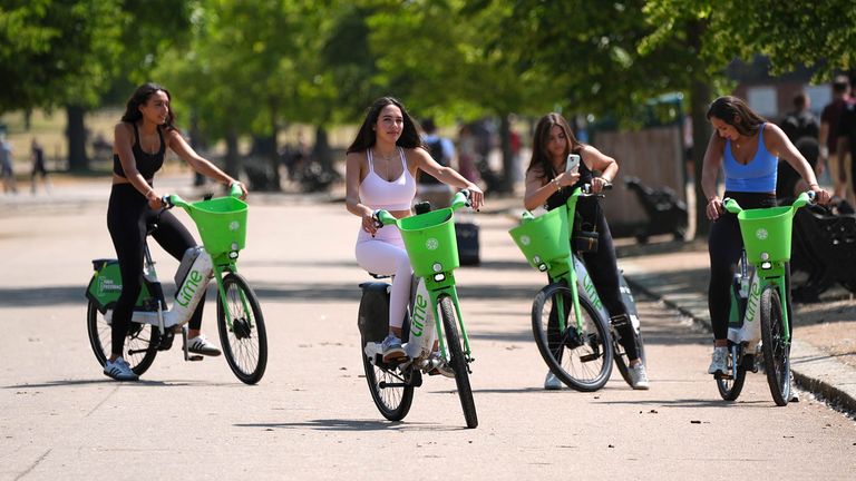 Ludzie jeżdżą na rowerach w Hyde Park. Zdjęcie: Pa