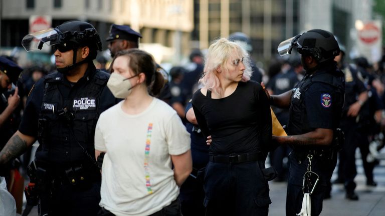 Polis, New York'taki federal göç taramalarına karşı bir protesto sırasında göstericileri gözaltına aldı.  Pic: Reuters