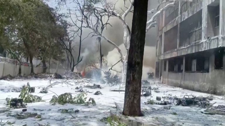 ভারতের বিমান বিমানটি ভারতের আহমেদাবাদে পড়ার পরে ক্ষতিগ্রস্থ গাছ সহ একটি ক্ষতিগ্রস্থ বাড়ির কাছে ধোঁয়া উঠেছে, এই 7 এ।