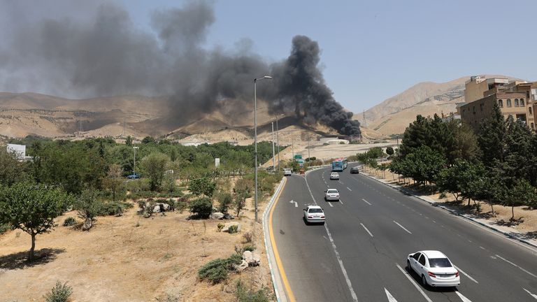 Tahran'da vurulan bir petrol deposundan duman yükseliyor. Resim: Reuters/Majid Asgaripour/WANA