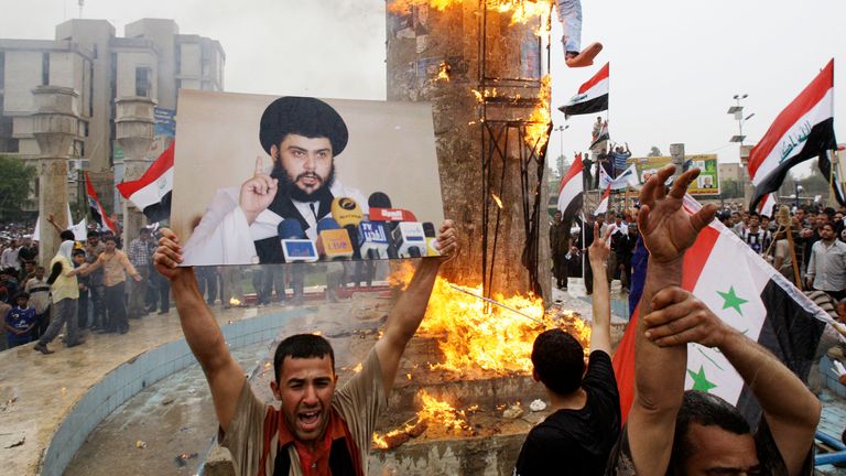 Zwolennicy anty-USA szyicki Cleric Muqtada al-Sadr Burn a Vimigy reprezentujący George'a W. Busha w Iraku w 2009 roku. Plik Pic: AP
