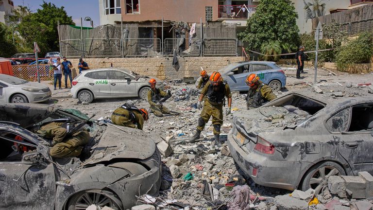 İsrail askerleri, İsrail'in Beersheba'daki bir İranlı füze grevinin tahrip ettiği konut binalarının molozunun ortasında çalışıyor.  Pic: AP