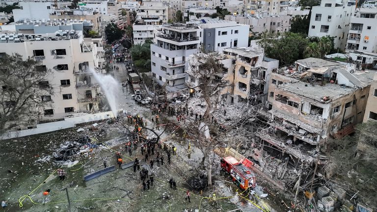 Tel Aviv'deki konutlarda hasar görüldü. Resim: Reuters