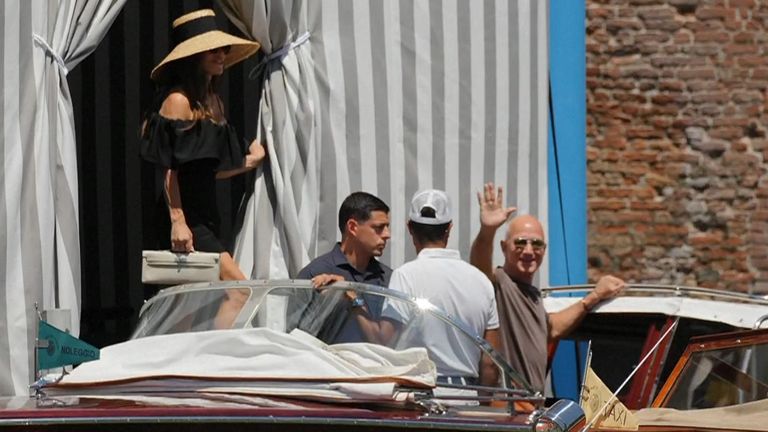 Jeff Bezos & Lauren Sánchez step onto boat in Venice hours after wedding

