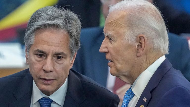 18 November 2024, Brazil, Rio De Janeiro: Anthony Blinken (l), US Secretary of State, and US President Joe Biden take part in the first work