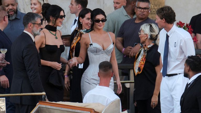 Kendannel Jenner e Kylie Jeenner deixam o Palácio da Grittia. Imagem: Reuters