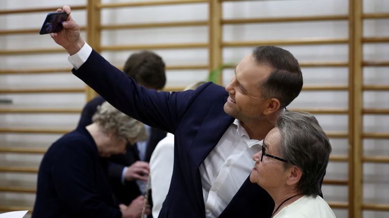 Karol Nawrocki bir destekçiyle bir selfie alır. Pic: Reuters