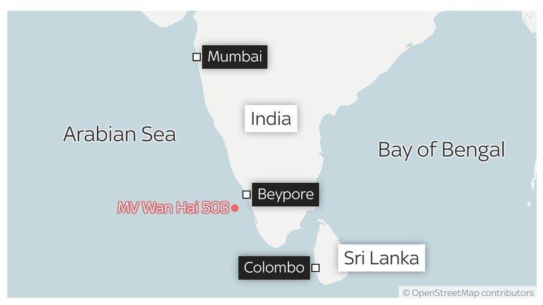 O mapa reflete MV Wan Hai 503, esfregar na praia a Beypore, Índia em Kerala