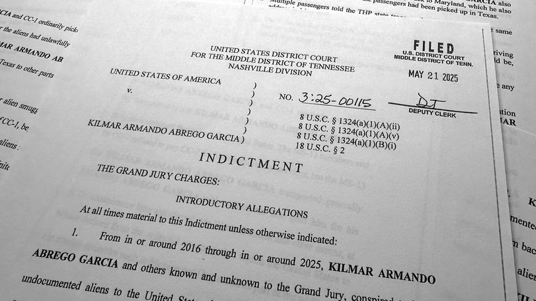 De aanklacht van Kilmar Abrego Garcia die hem beschuldigt van het vervoeren van mensen die illegaal in de Verenigde Staten waren, wordt gefotografeerd, vrijdag 6 juni 2025 in Washington. (AP Photo/Jon Elswick)