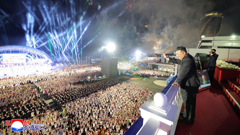 Kim Joong vem da época da celebração para celebrar a Reforma na costa de Kalma Kalma. Figura: KCNA / Reuters