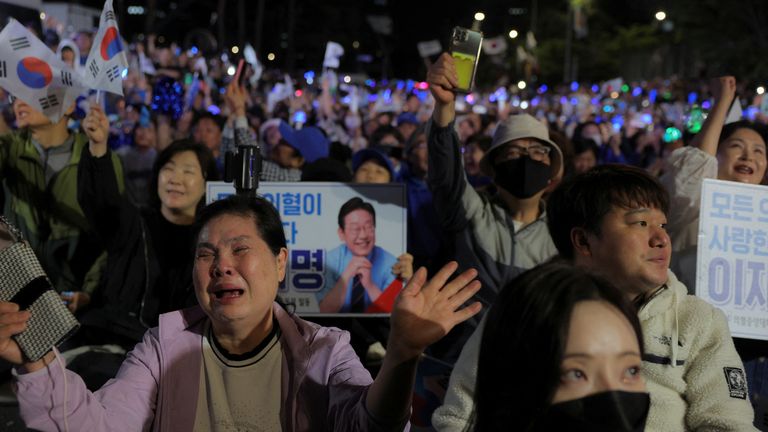 Lee Jae-Myung destekçileri Güney Kore, Seul'deki Ulusal Meclis dışında toplanıyor. Pic: Reuters