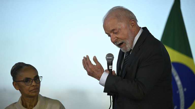 Brezilya Cumhurbaşkanı Luiz Inacio Lula Da Silva Çevre Bakanı Marina Silva ile konuşuyor. Pic: AP