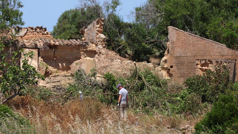 Ceza Polisi Müfettişleri, polis Madeleine McCann'ın cesedini ararken, bir harabe yakınındaki bölgeyi arar.