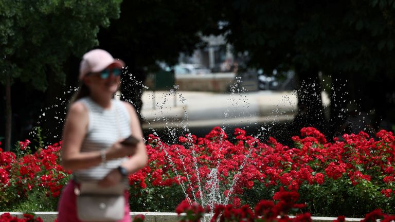Bir kadın Madrid'deki bir çeşmenin yanında soğur. Reuters dosya pic