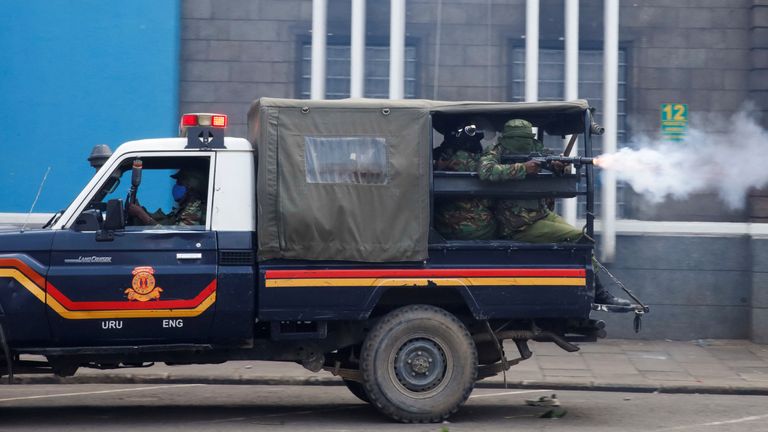Morio Lobs Office da polícia Tear Torari Tojetar Nairobi, Quênia, 25 de junho de 205. Reuterson Odbaambo
