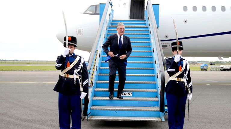 Keir Starmer, NATO zirvesi öncesinde Amsterdam Schiphol Havaalanı'na gelir.  Pic: AP