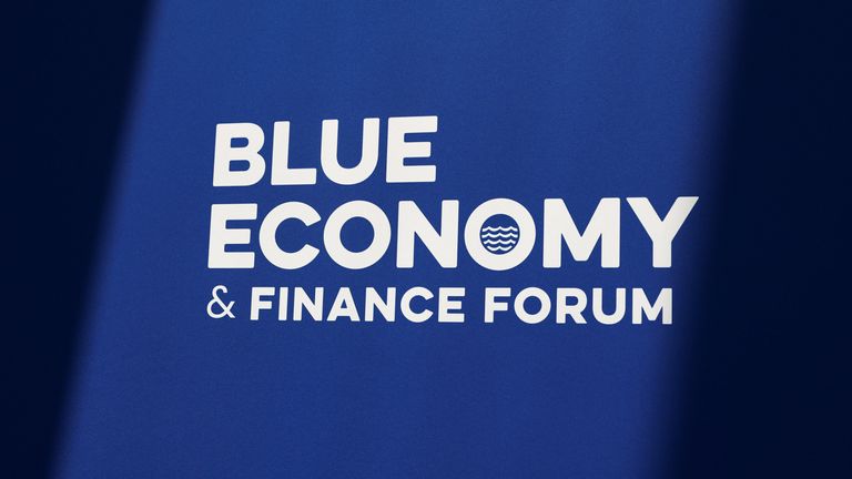 Sinal econômico e diarréia e salário financeiro - redação de salário em fundo branco. Imagem: Reuters