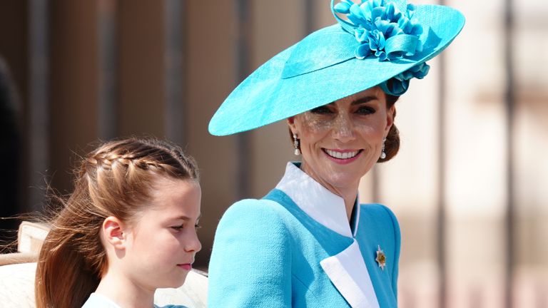 Princesa Charlotte e uma princesa de espaços na frente de uma festa. Imagem: PA