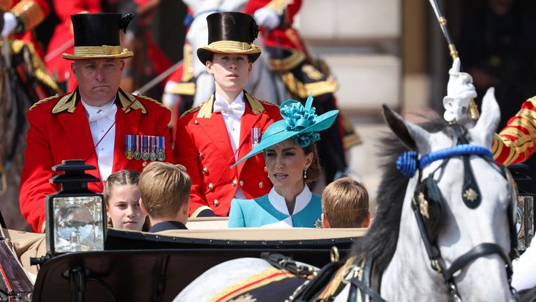 Princesa de País de Gales e seus filhos andam em um carrinho, como parte da faca colorida. Imagem: Reuters