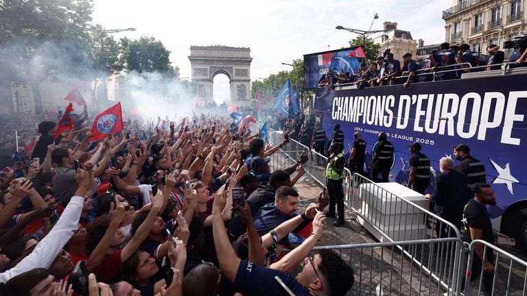 PSG oyuncuları hayranları Champs-Elysees'teki açık bir otobüsten selamlıyor. Pic: Reuters