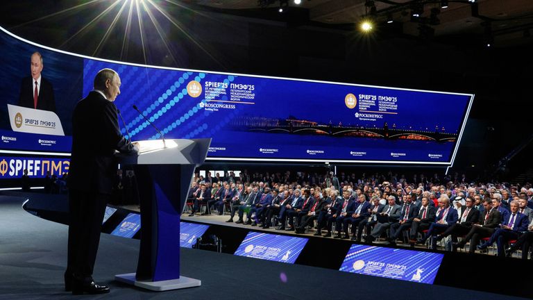 Prezydent Rosji Władimir Putin przemawia na Międzynarodowym Forum Econimic St. Petersburg. PIC: AP
