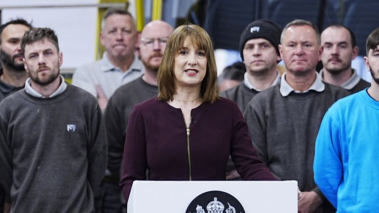 A Chanceler do Tesouro, Rachel Reeves, faz um discurso durante uma visita à Mellor Bus em Rochdale, Grande Manchester, para anunciar uma