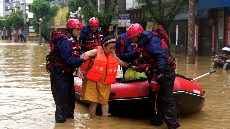 Os trabalhadores de resgate nas autoridades visitam a área afetada em Rongjiang. Foto: China diariamente / Reuters