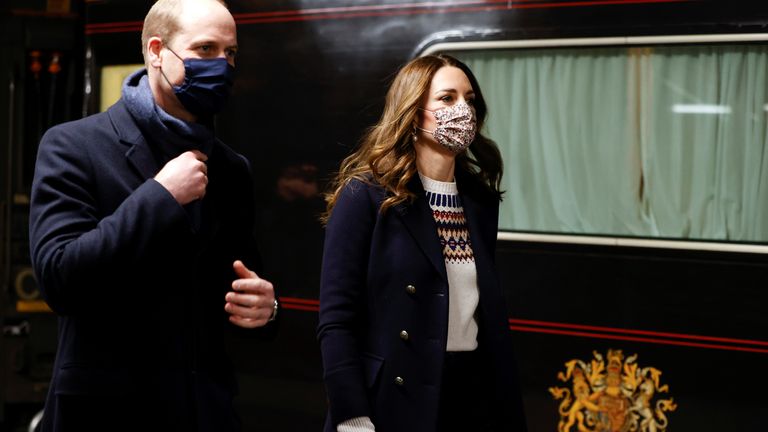 Duke e Ducks de Cambridge chegam à Estação Victoria Victoria Victoria durante o trem real