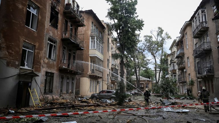 Strażak pracuje na miejscu rosyjskiego strajku dronów, pośród rosyjskiego ataku na Ukrainę, w Odesa na Ukrainie 20 czerwca 2025 r. Reuters/Nina Li