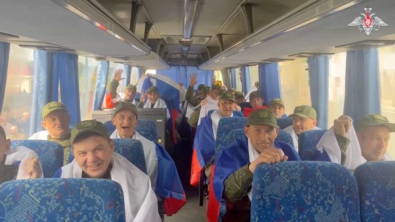 As tropas russas são capturadas pela Ucrânia e libertadas durante os prisioneiros de guerra no ônibus. Foto: Exército de Segurança Russa / Reuters