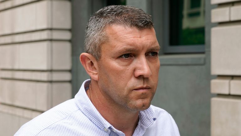 Departamento de Senha Metropolitano de Washington Lt. Shane Lamomo deixou que não culpou a justiça e outras acusações, na sexta -feira. Lamom é acusado de mentir pulando as notícias de fadas e atrapalha a investigação depois que os membros negros são danificados em Washington. (AP Photo / Patrick Semansky)