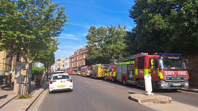 Stoke Newington'da şüpheli bir gaz patlaması mahalline yakın acil servisler.  Pic: PA