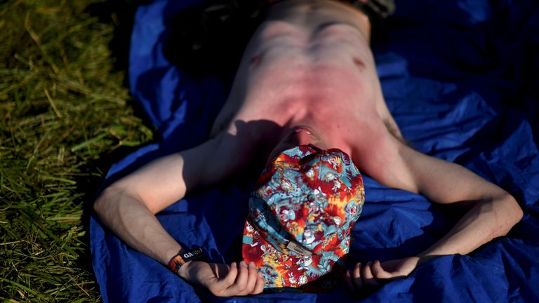 Como um cara está dormindo. Foto do arquivo: Reuters